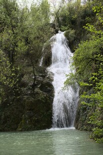 山间瀑布美景