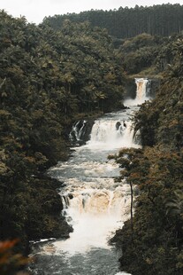 壮丽山间瀑布景观