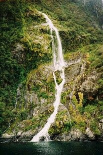 山间飞瀑美景