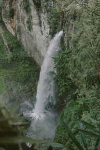 山间瀑布绿植环绕美景