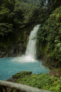 山间蓝池瀑布美景
