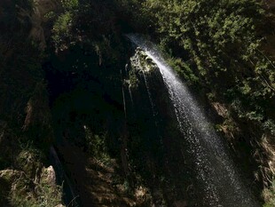 山间飞瀑