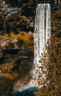山间瀑布美景