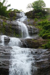 山间瀑布美景