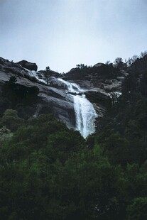 山间瀑布美景
