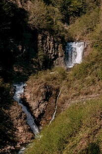 山间秀丽瀑布景观