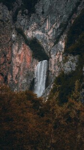 山间瀑布美景
