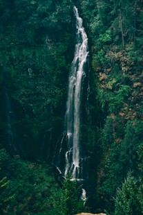 山间瀑布美景