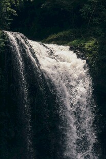 山间瀑布美景