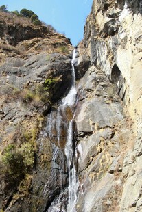 山间瀑布垂落岩石之上