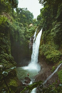 山间瀑布美景