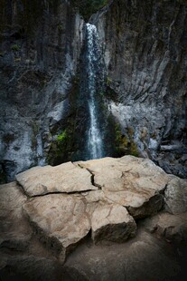 山间瀑布下的嶙峋石块
