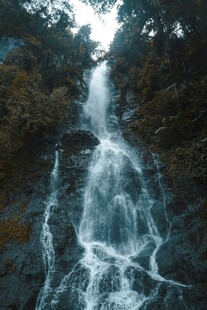 山间瀑布美景