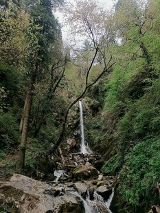 山林间的潺潺瀑布美景