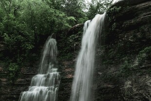 山间瀑布美景