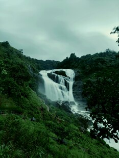 山间瀑布绿意环绕的美景