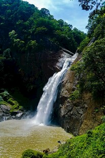 山间飞瀑美景