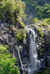 山间瀑布美景