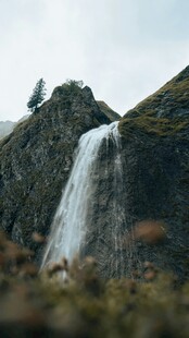 山间瀑布美景