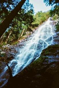 山间飞瀑美景