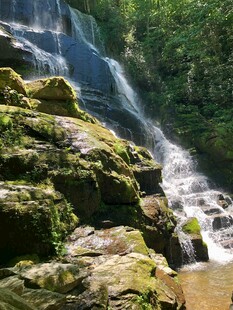 山间瀑布溪流自然美景