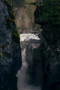 峡谷间的湍急瀑布景观