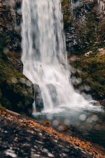 山间瀑布美景