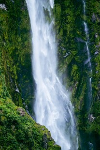 山间飞瀑 绿意环绕