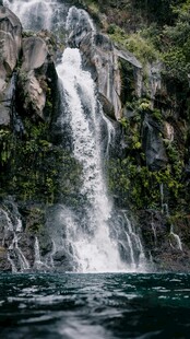 山间瀑布倾泻入碧潭