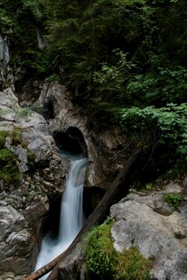 山间小瀑布 自然之美景