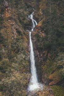 山间瀑布美景