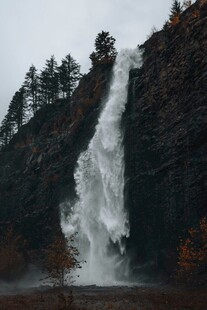 壮观瀑布从山间倾泻而下
