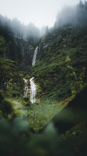 山间瀑布下的静谧绿水