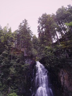 山间瀑布美景