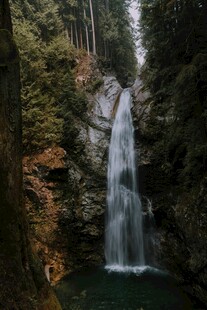 山间瀑布美景