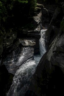 山间湍急溪流瀑布景观