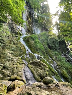 山间翠绿瀑布自然美景