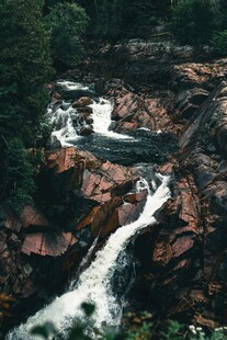 山间湍急溪流与嶙峋岩石