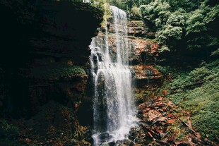 山间瀑布美景