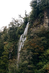 山间瀑布美景