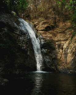 山间瀑布美景