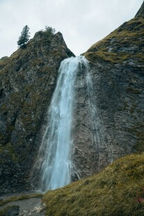 山间瀑布美景