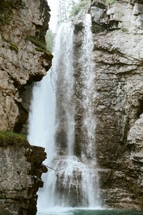 山间瀑布美景