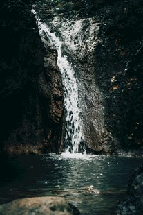 山间瀑布美景