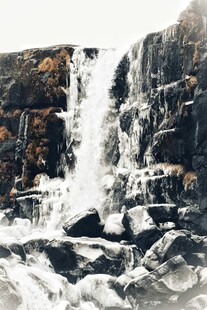 山间瀑布水流倾泻而下