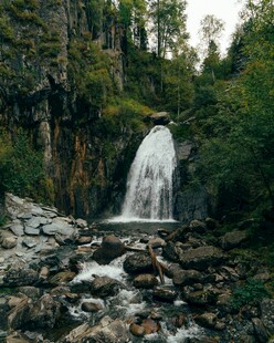 山间瀑布美景