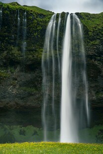壮观瀑布垂落于翠绿山间