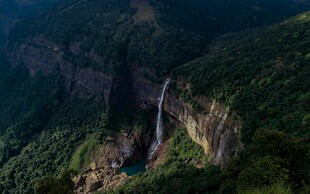 山间壮丽瀑布景观