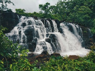 山间瀑布美景