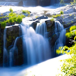 山间瀑布美景
